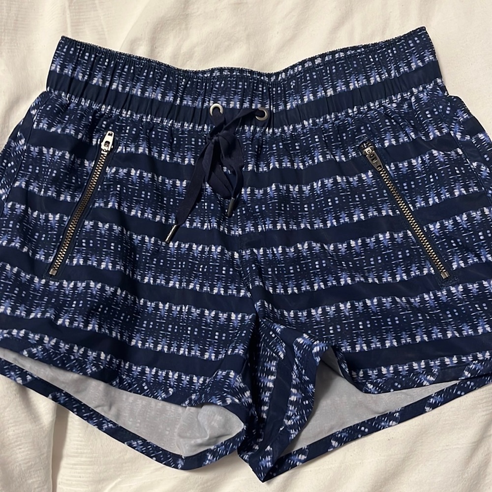 Athleta size xs blue pattern shorts